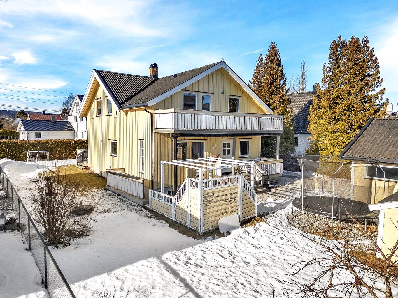 Velkommen til Vidarveien 6! Innholdsrik enebolig på Skjetten med hage og solrik tomt. 
