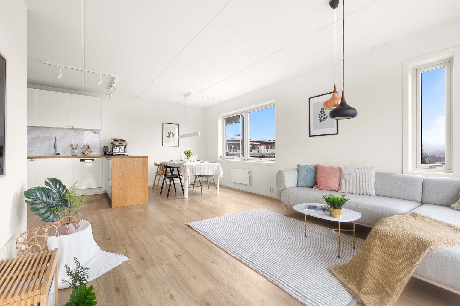 Eiendomsmegler Marius Stormfelt har gleden av å presentere Haganjordet 4! En tiltalende 4-roms selveierleilighet beliggende på Rud. 