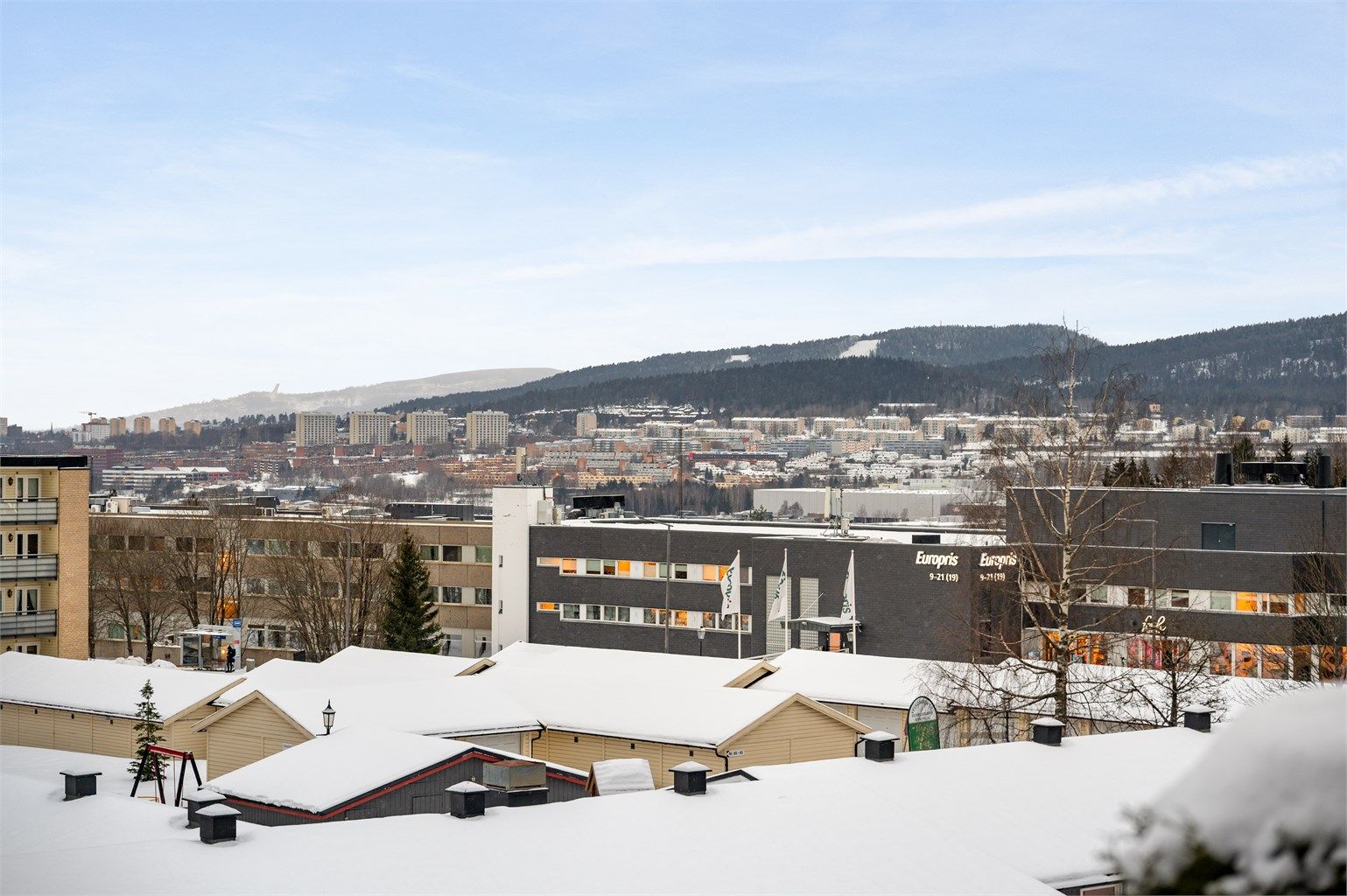 Fra leiligheten er det flott utsikt over nærområdet og umiddelbar nærhet til Østmarka.