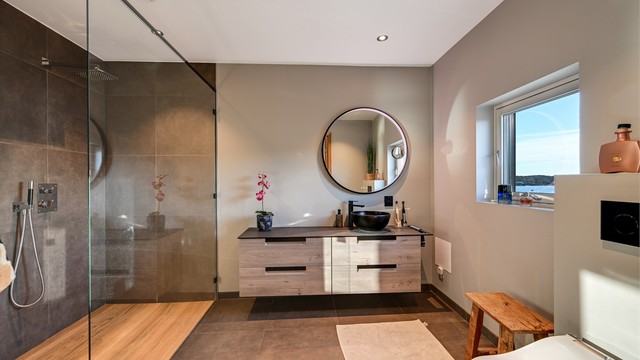 Privat bad tilligende hovedsoverommet. Badet har fliser på veggene i dusjsonen og våtromstapet med malt overflate på øvrige veggoverflater.