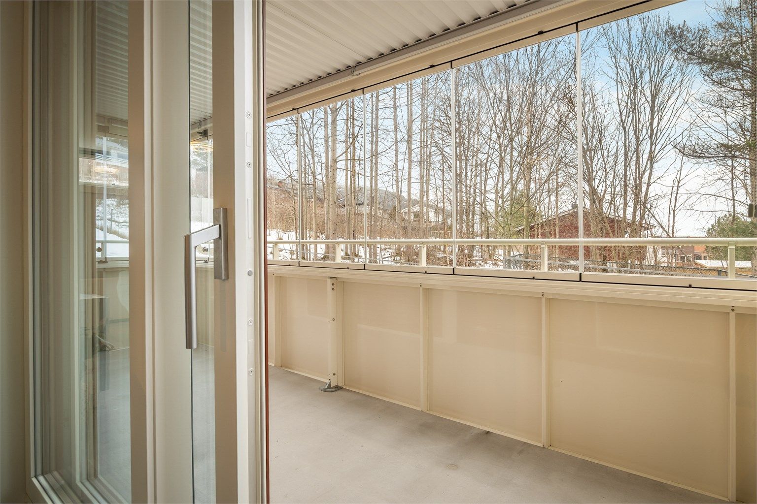 Balkongdøren er en skyvedør med karmer av tre og to-lags glass fra 2020.