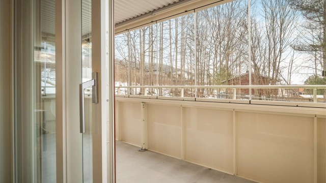 Balkongdøren er en skyvedør med karmer av tre og to-lags glass fra 2020.