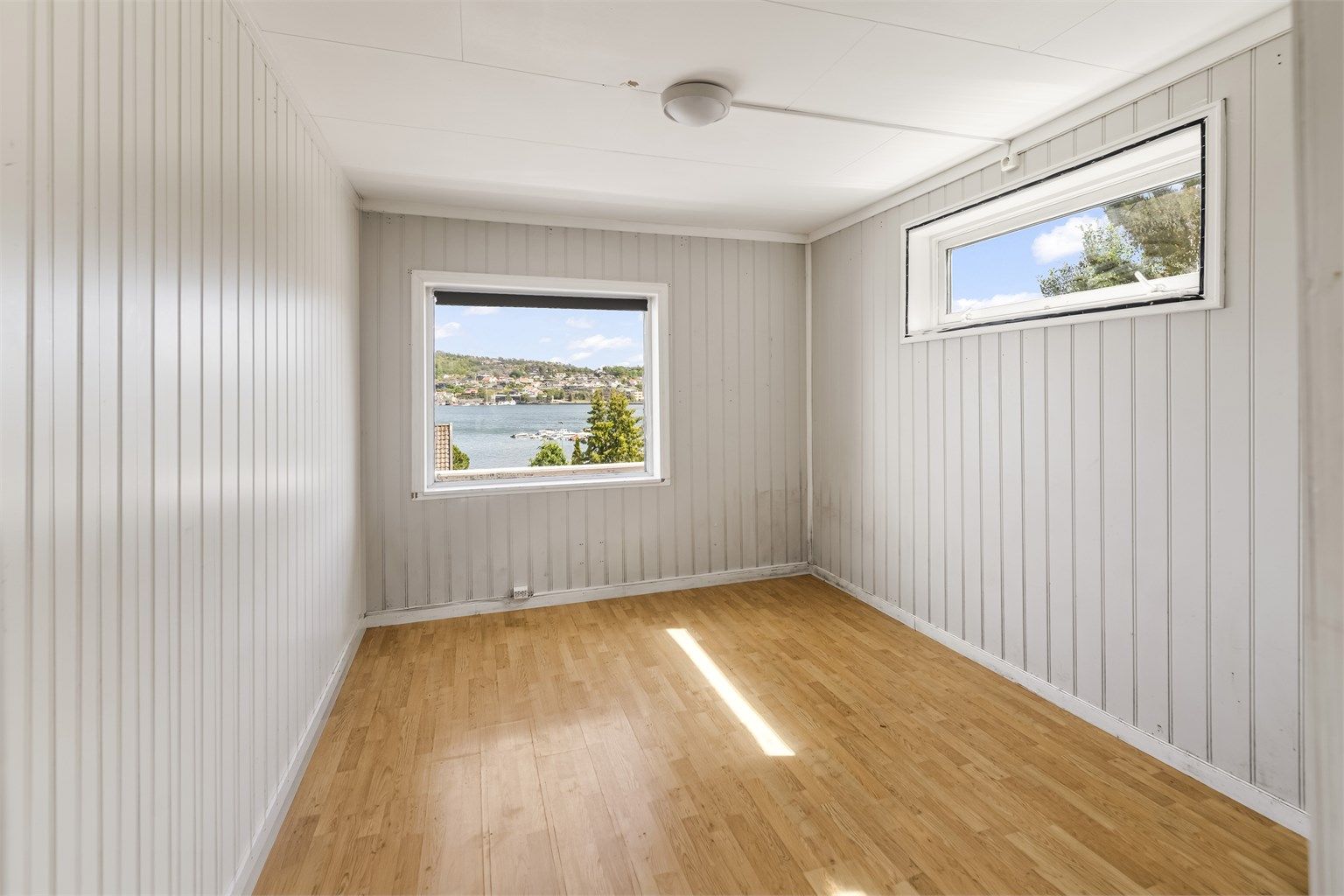 Soverommet i 1. etasje har fin utsikt mot sjøen.