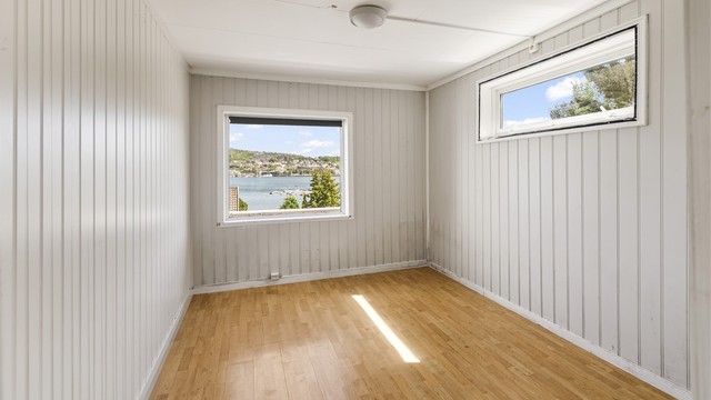 Soverommet i 1. etasje har fin utsikt mot sjøen.