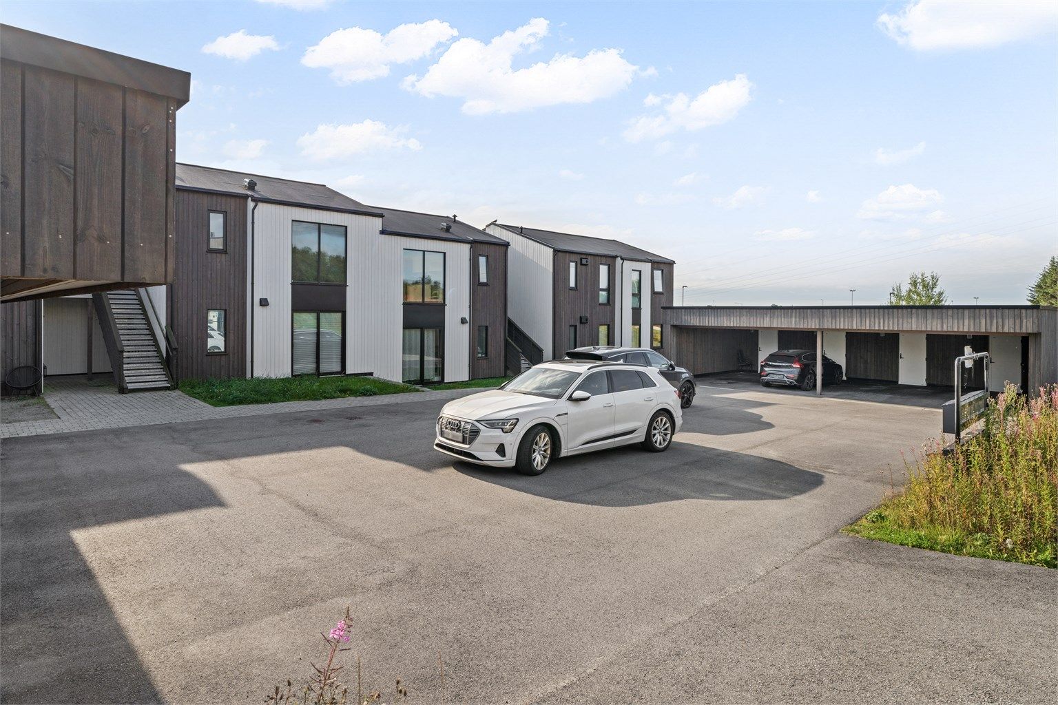 Leiligheten disponerer en fast parkeringsplass i felles carportanlegg.