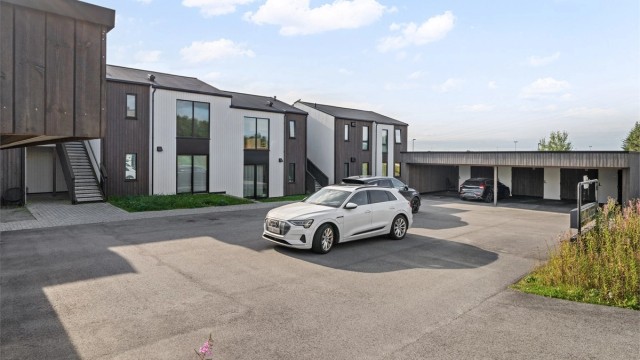 Leiligheten disponerer en fast parkeringsplass i felles carportanlegg.