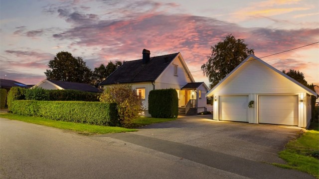 Posthusveien 4 presenteres av Karl Robert Hansen i Krogsveen. Fotograf; Stian Glomstad Pendrup.