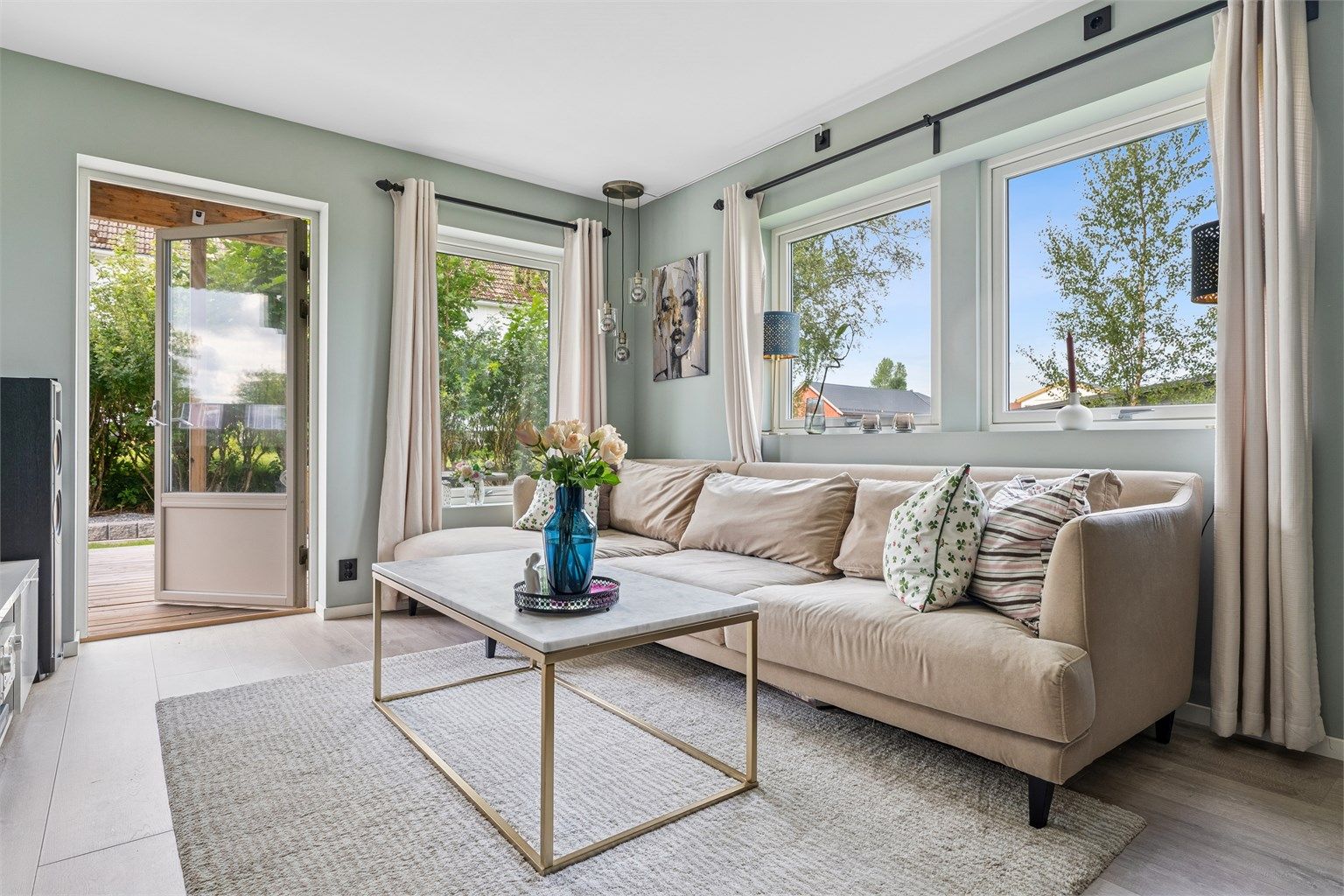 Stue med utgang i terrasse