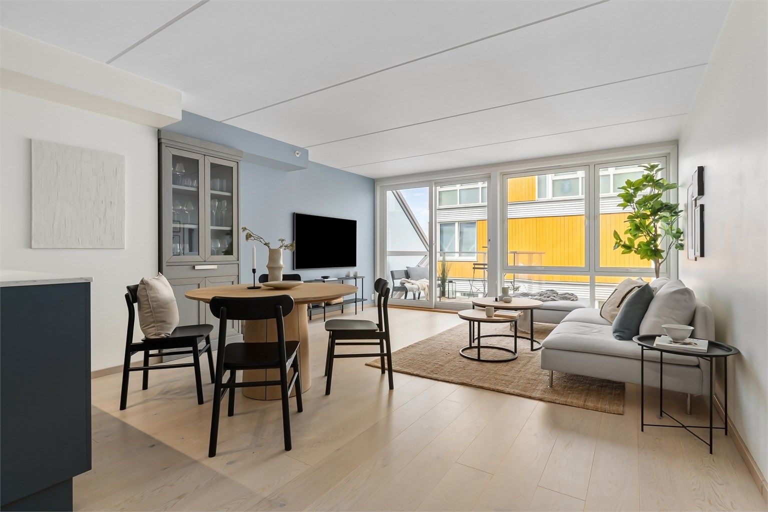 Pene, malte vegger og lekker, enstavs eikeparkett på gulv skaper et moderne uttrykk