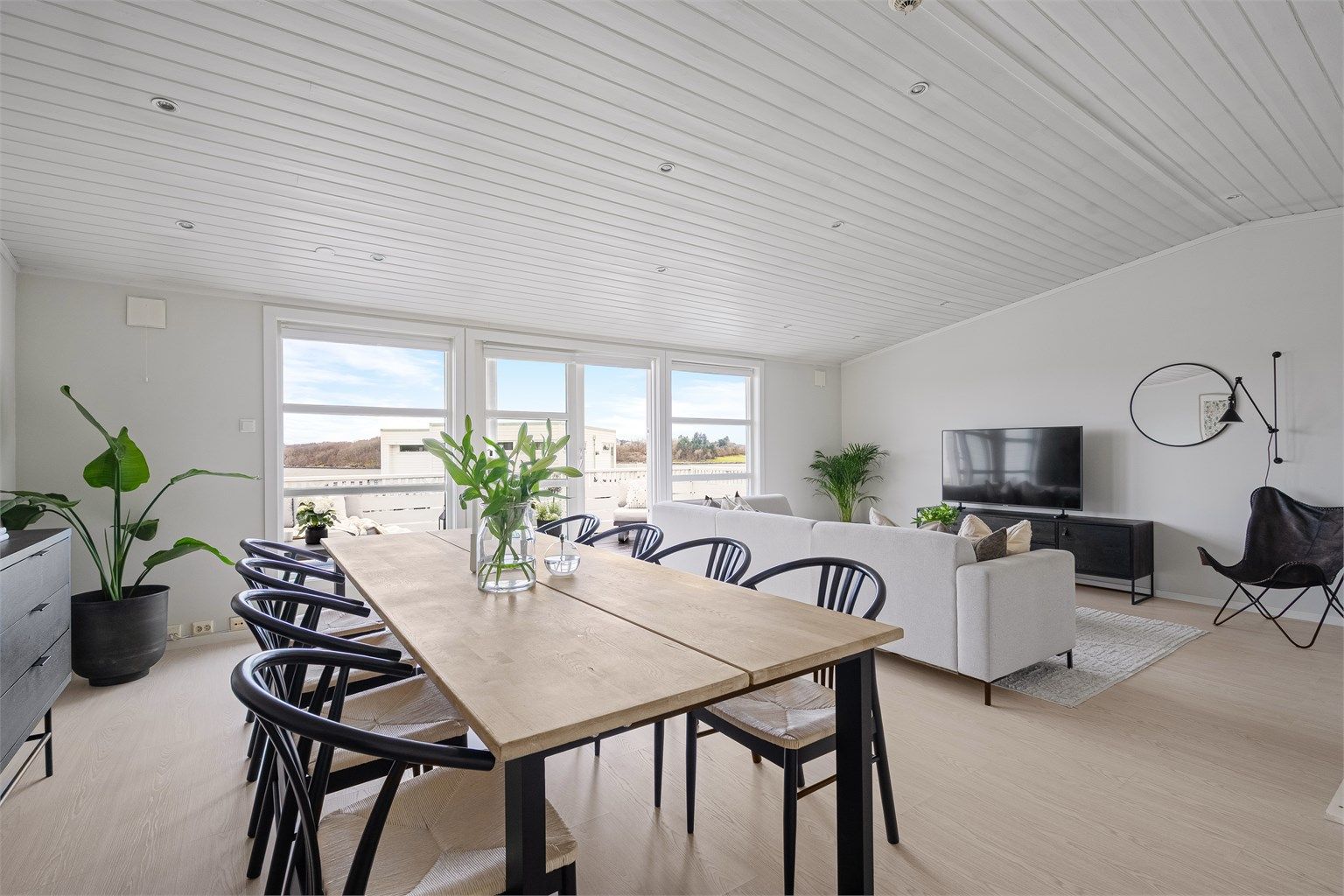 Karikroken 2a er et innholdsrikt og fint enderekkehus med blant annet 3 soverom, eget vaskerom, gjestewc, flott stue og kjøkken, samt solrik balkong. 