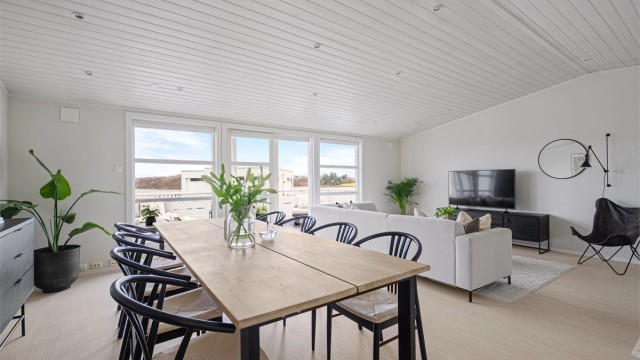 Karikroken 2a er et innholdsrikt og fint enderekkehus med blant annet 3 soverom, eget vaskerom, gjestewc, flott stue og kjøkken, samt solrik balkong.