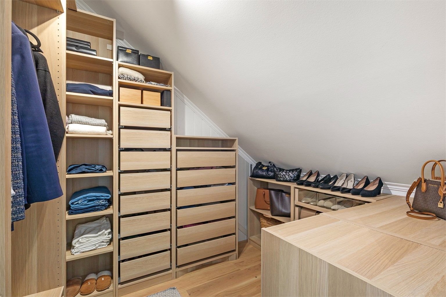 Praktisk walk-in-closet med gode oppbevaringsmuligheter