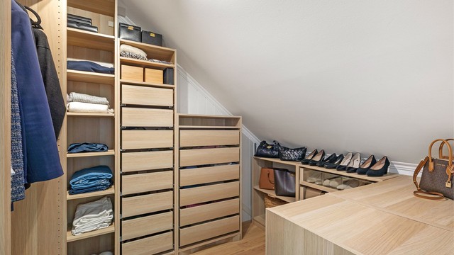 Praktisk walk-in-closet med gode oppbevaringsmuligheter