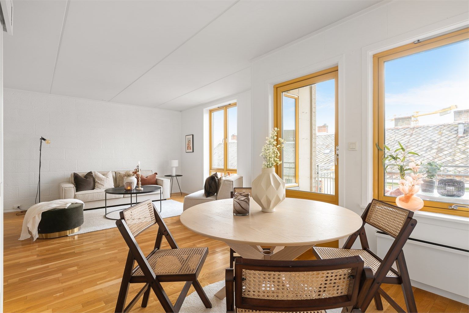 Boligen er gjennomgående lys og luftig med utstrakte vindusflater som sikrer rikelig med naturlig dagslys. 