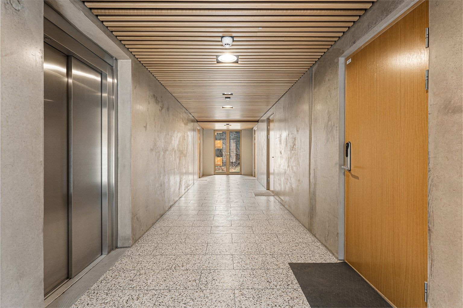 Bygget har heisadkomst til alle etasjer. Leiligheten disponerer en bod på 3 m² i underetasjen.