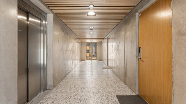 Bygget har heisadkomst til alle etasjer. Leiligheten disponerer en bod på 3 m² i underetasjen.