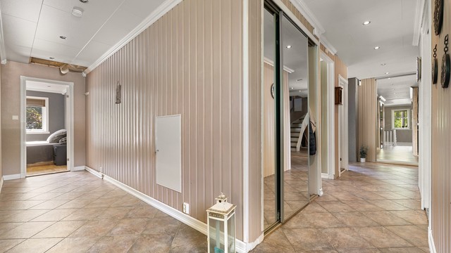 Gangen i hovedetasjen har rikelig med oppbevaringsplass i skyvedørsgarderobe.