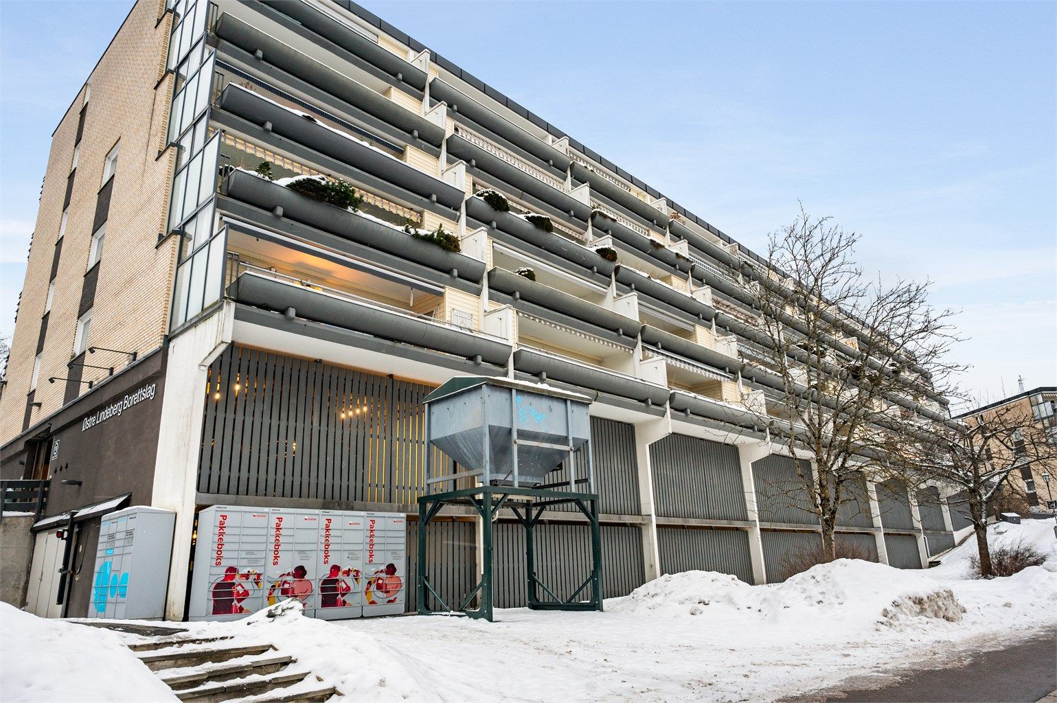 Bygningen er fra 1977, med yttervegger i betong og tre, forblendet med teglstein og kledning.