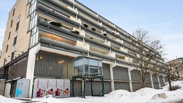 Bygningen er fra 1977, med yttervegger i betong og tre, forblendet med teglstein og kledning.