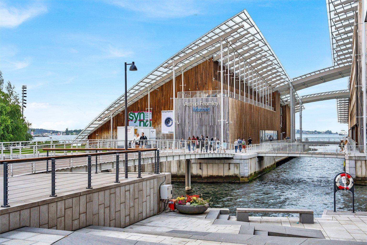 En kort spasertur tar deg til Aker Brygge og Tjuvholmen, med bademuligheter og yrende folkeliv.
