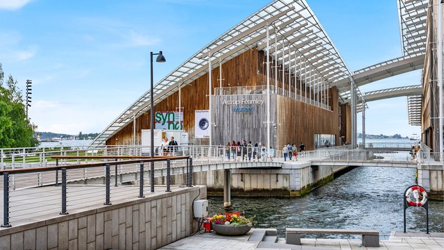 En kort spasertur tar deg til Aker Brygge og Tjuvholmen, med bademuligheter og yrende folkeliv.