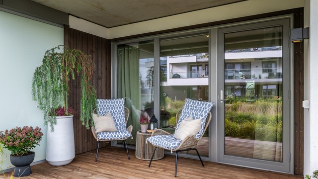 Østvendt markterrasse med royalimpregnert dekke og adkomst fra leiligheten.