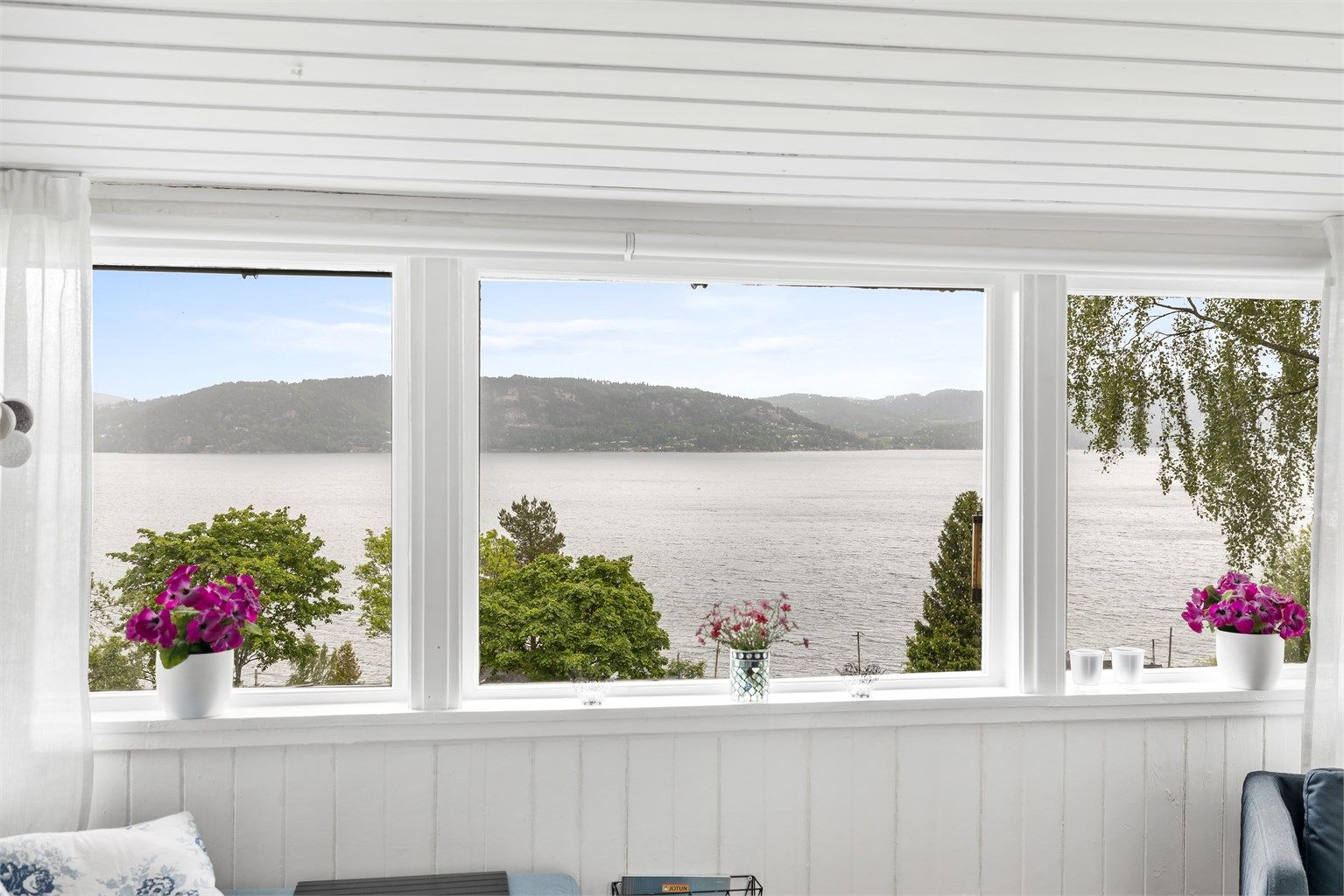 Godt med vindusflater som gir suveren fjordutsikt