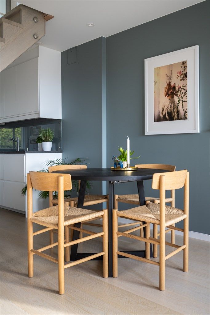 Det er god plass til spisebord i overgangen mellom stue og kjøkken.