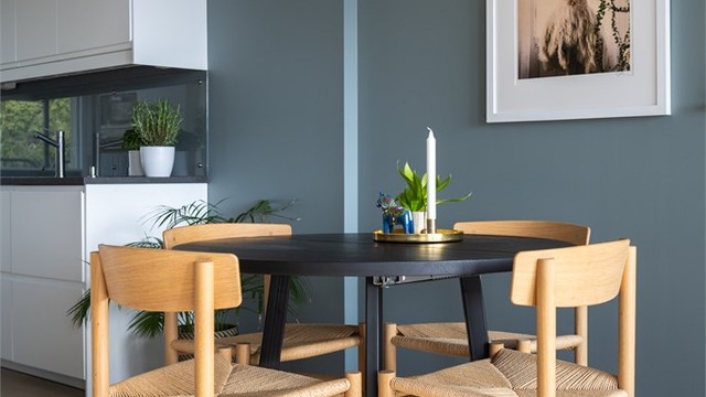 Det er god plass til spisebord i overgangen mellom stue og kjøkken.