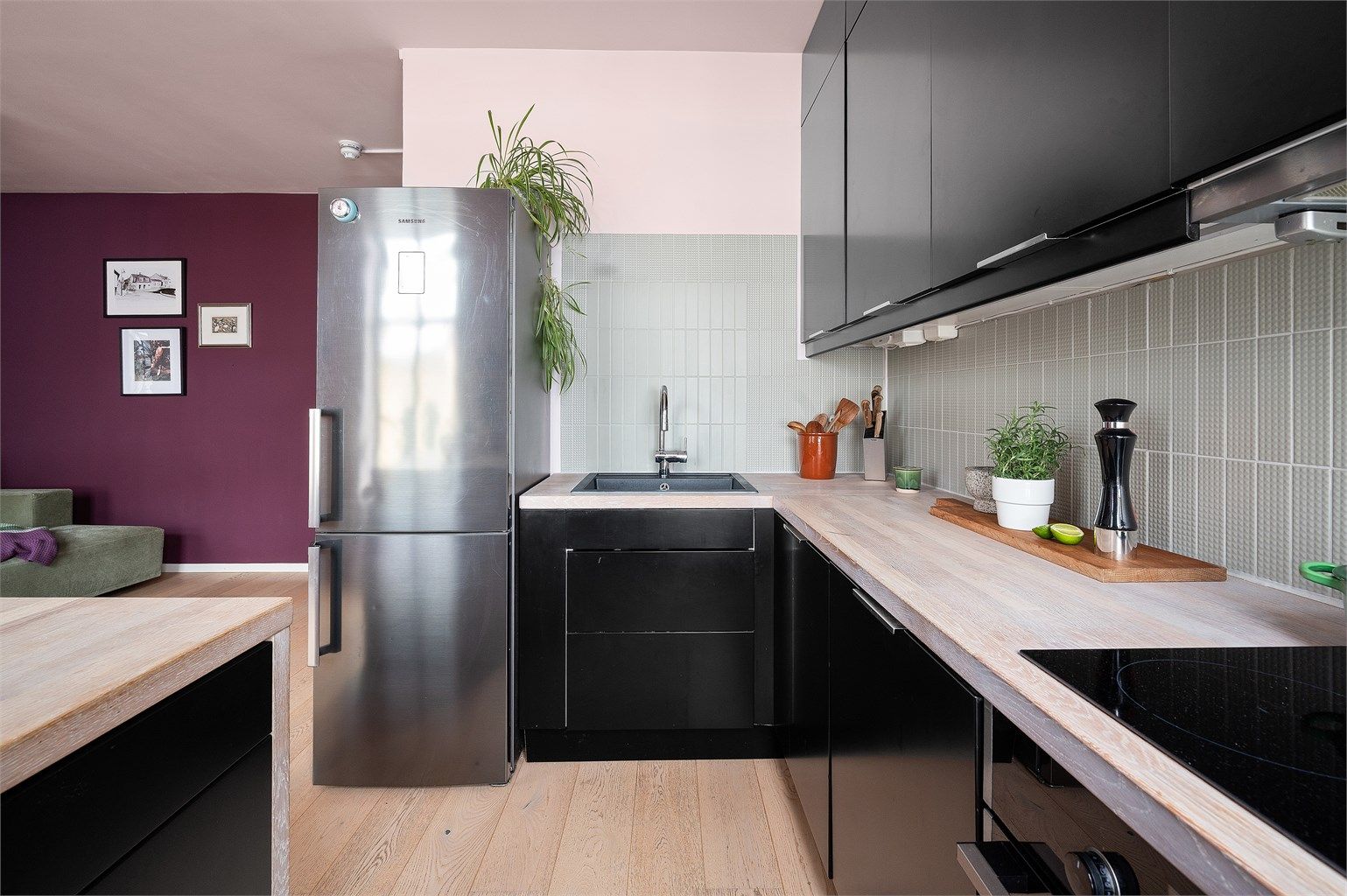 Nedfelt vaskekum i en solid benkeplate gir et funksjonelt og stilrent arbeidsområde.