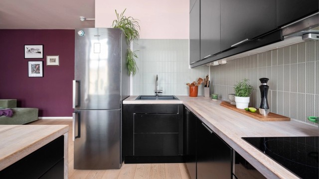 Nedfelt vaskekum i en solid benkeplate gir et funksjonelt og stilrent arbeidsområde.