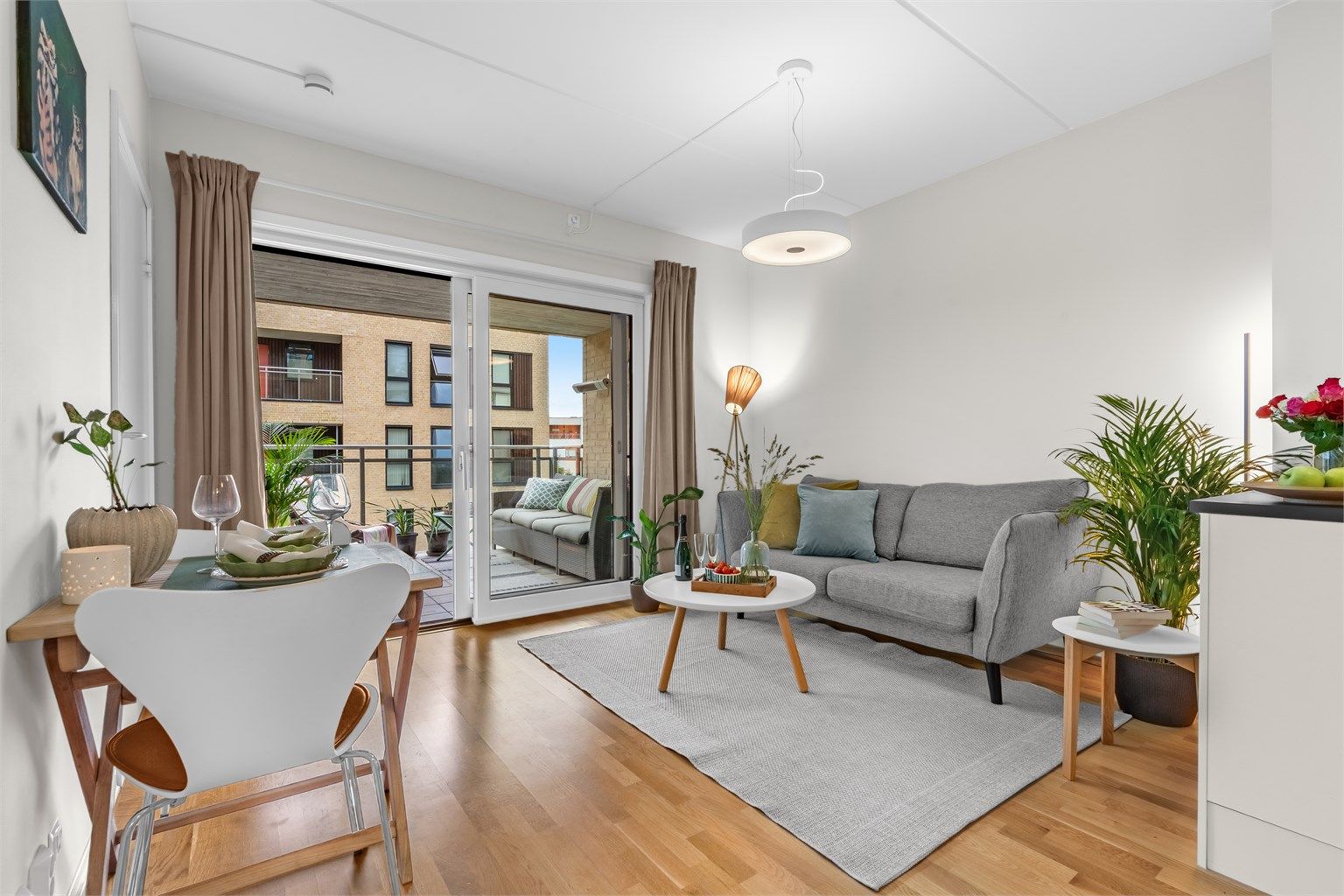 Store vindusflater i stuen som slipper inn rikelig med naturlig lys.