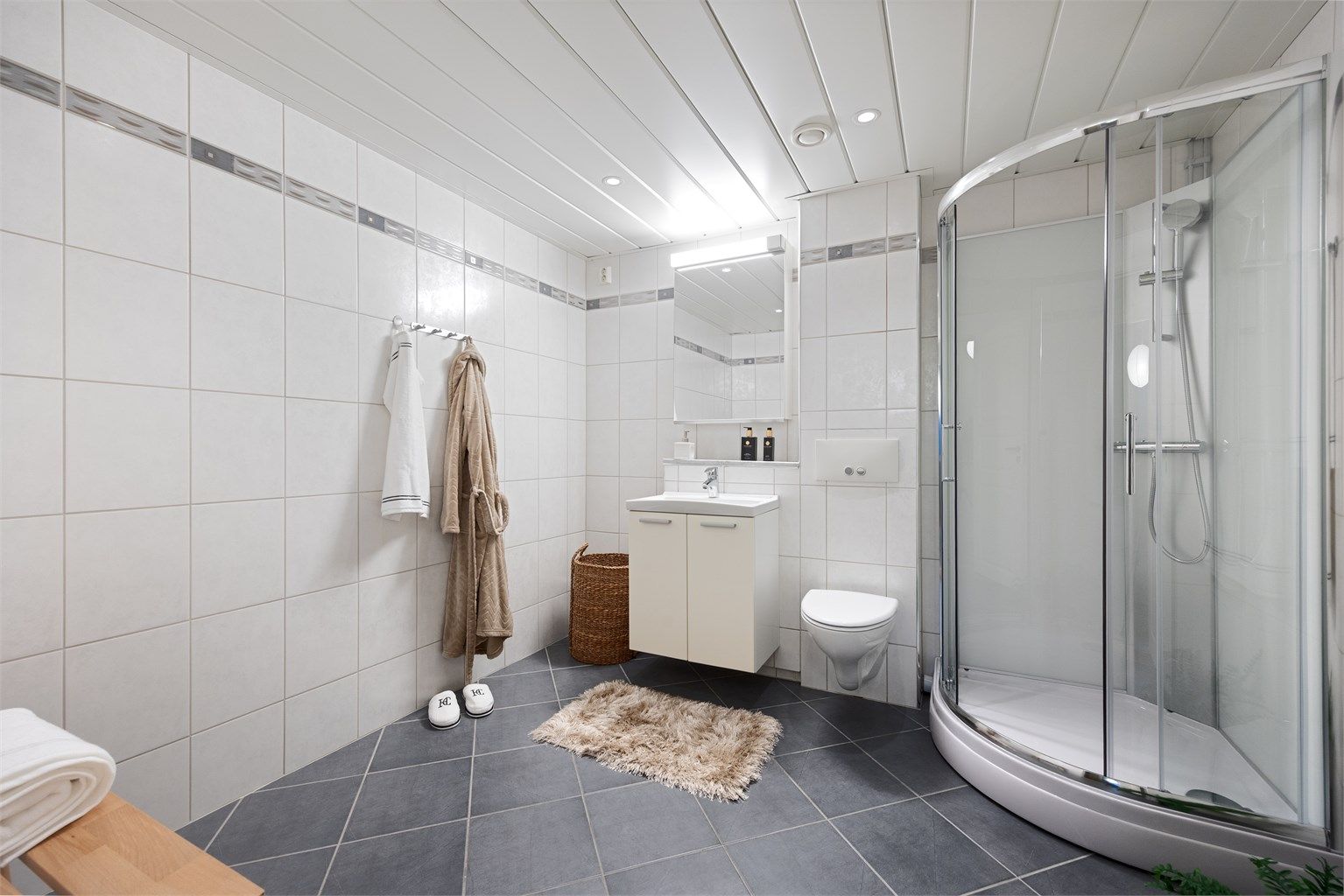 Pent og romslig bad på 7 kvm. Nytt dusjkabinett