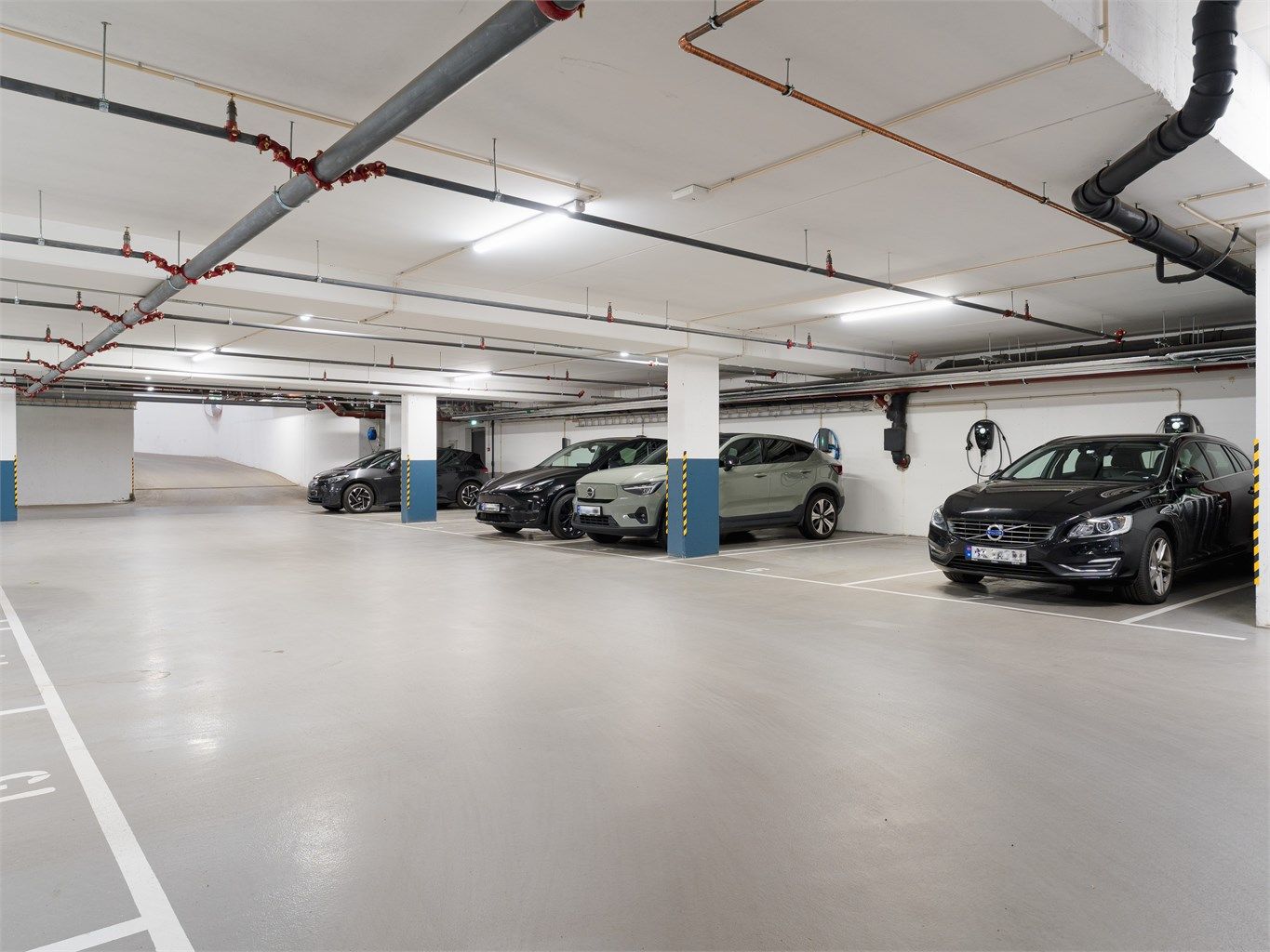 Det medfølger en parkeringsplass i felles garasjeanlegg med heisadkomst, plass nr. 6. Parkeringsplassen er utstyrt med elbil-lader.