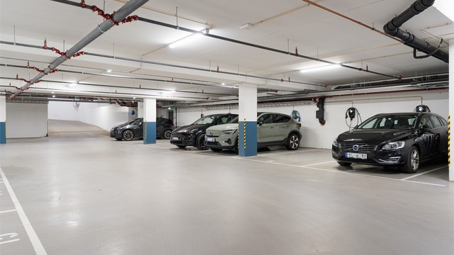 Det medfølger en parkeringsplass i felles garasjeanlegg med heisadkomst, plass nr. 6. Parkeringsplassen er utstyrt med elbil-lader.