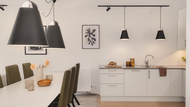 Det er god plass til en romslig spisegruppe i tilknytning til kjøkkenet.