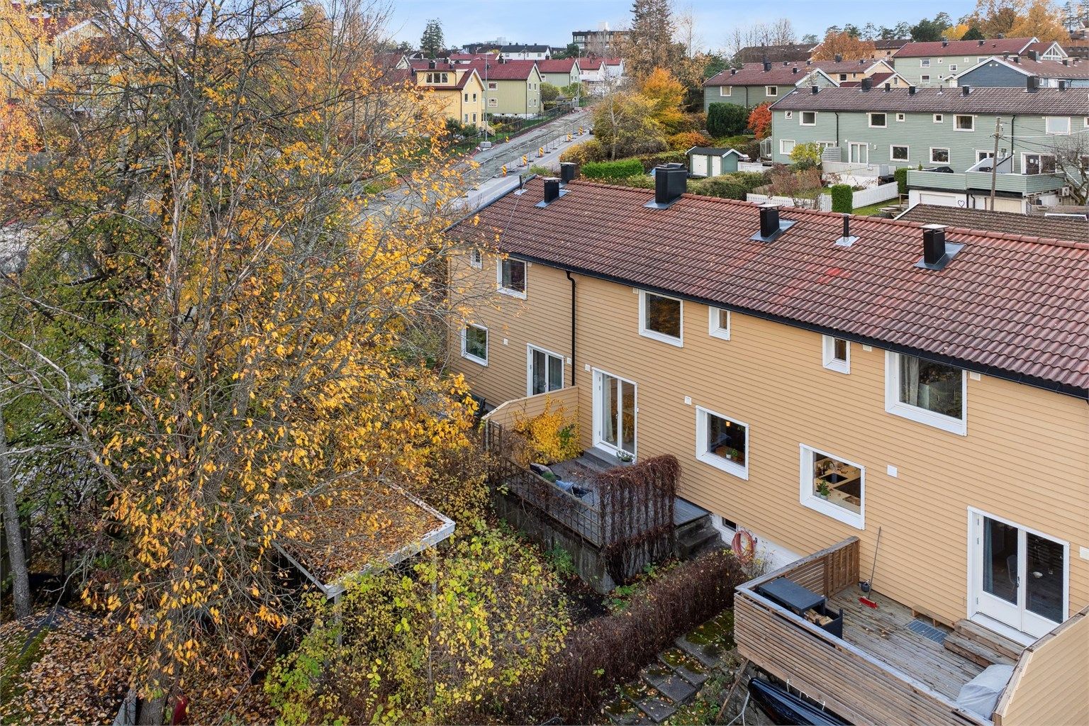 Området er sentralt, hyggelig og særdeles barnevennlig med lekeplass og fotballøkke. Kort gangavstand til skoler, barnehager og flotte friarealer, samt alle servicefunksjoner. 