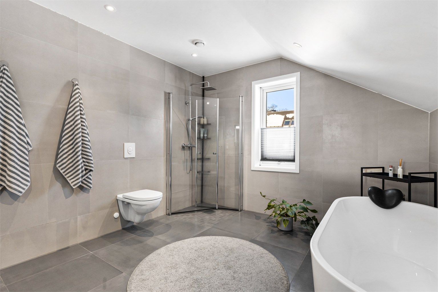 Dusjhjørne med dører. Vegghengt dusjarmatur. Mekanisk avtrekk med ventil i himling. Luftespalte for overstrømning under dør.