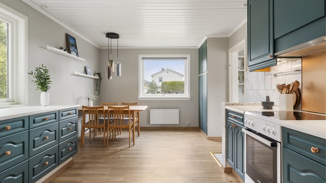 Her er det rikelig med oppbevaringsplass i selve innredningen, men og i det plassbygde skapet