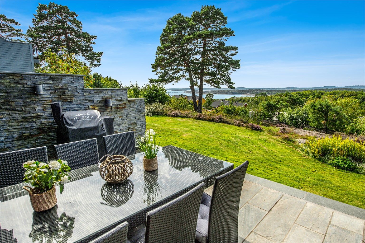 En terrasse med nydelige sol- og utsiktsforhold