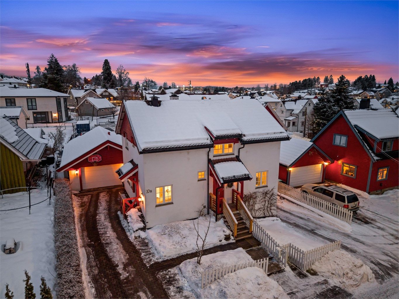 Boligen har en dobbel garasje med kjeller som gir over 300 m2 til disposisjon. Den har også varmekabler i oppkjørsel og inngangsparti.