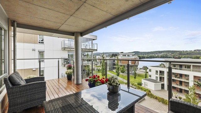 Stor balkong på ca. 20kvm med god plass til innredning av hagemøbler, samt fantastisk utsikt mot Hjellevannet.