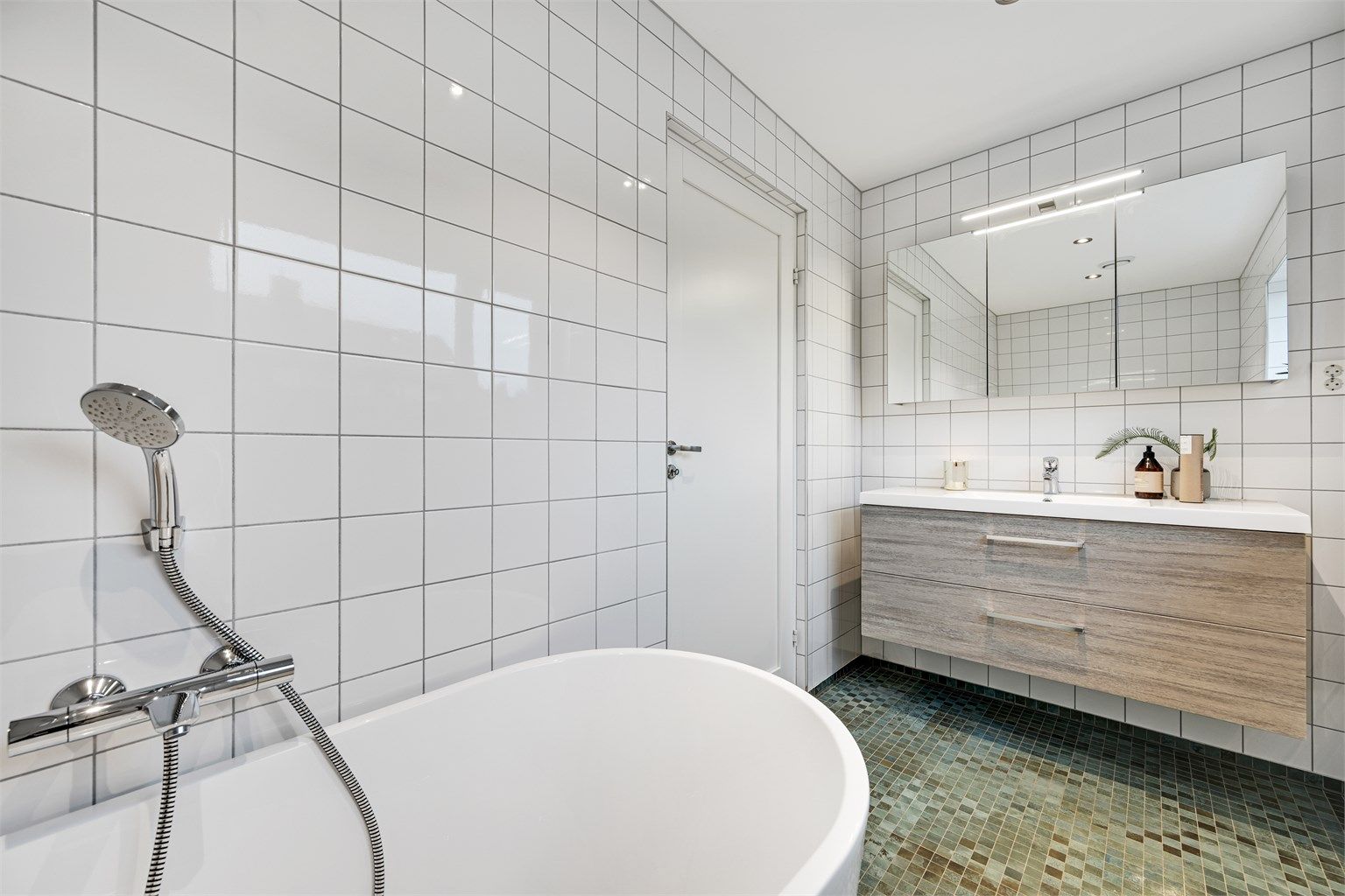 Rommet er lyst og har en arealeffektiv innredning.