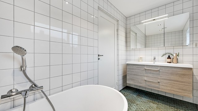 Rommet er lyst og har en arealeffektiv innredning.