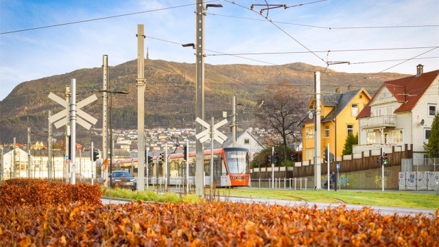 Bybanen, linje 2 er i umiddelbar nærhet fra leiligheten. (Kristianborg bybanestopp)