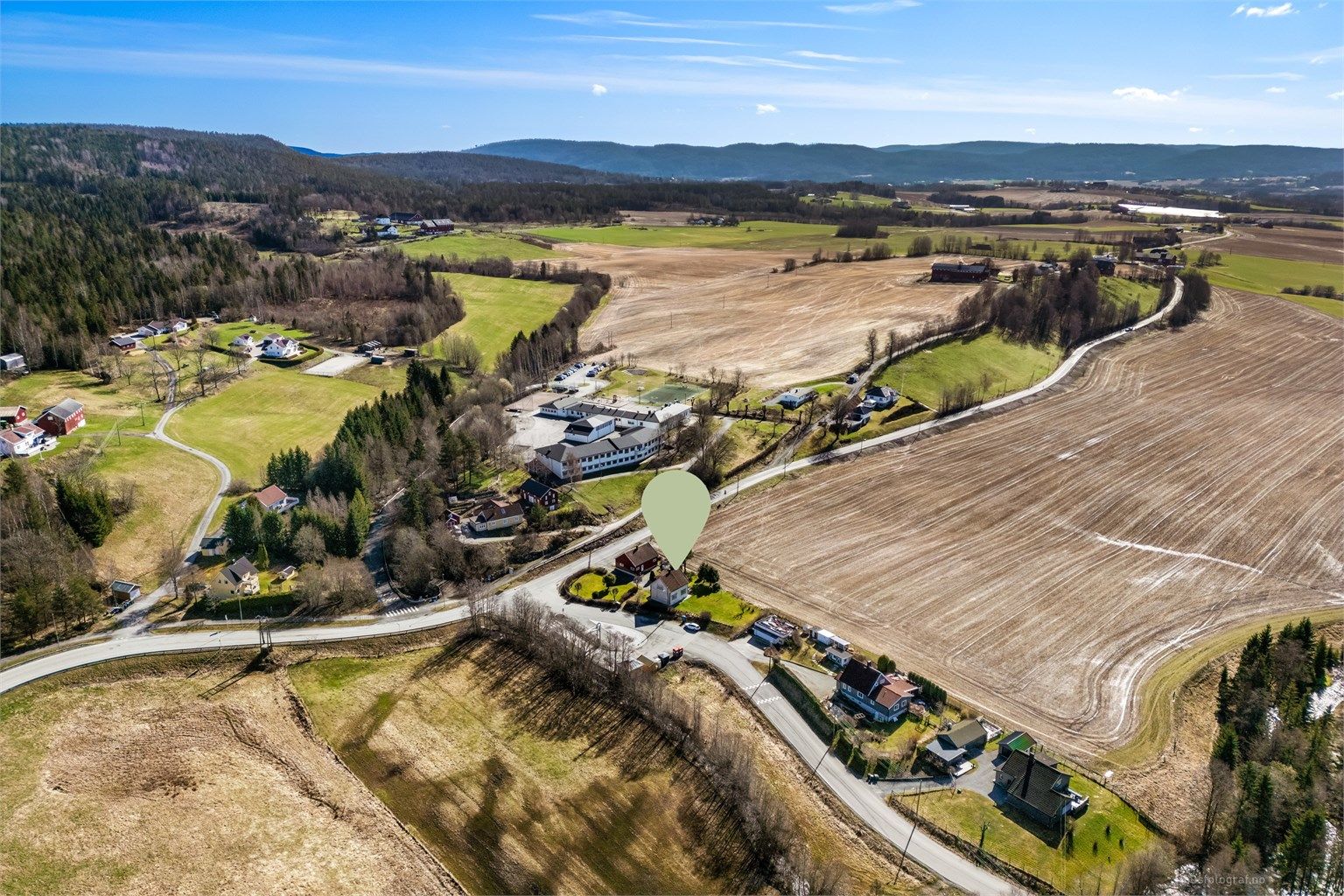 Vestbygda skole kun 300 meter unna. Bussholdeplass ligger også like ved eiendommen for enkel kommunikasjon. 
Foto: Haiman Askari