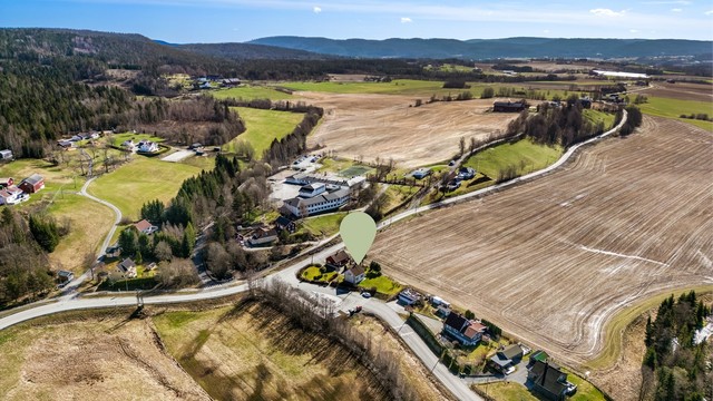 Vestbygda skole kun 300 meter unna. Bussholdeplass ligger også like ved eiendommen for enkel kommunikasjon.
Foto: Haiman Askari