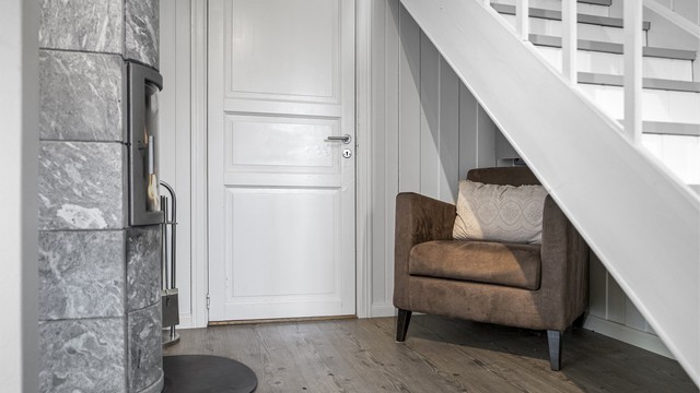Innvendig malt tretrapp mellom etasjene.