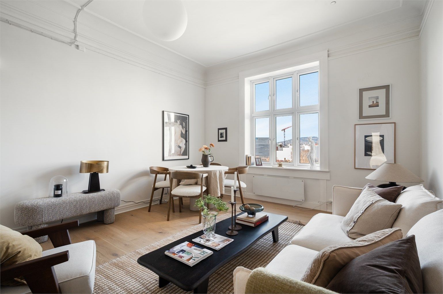 Dette er en gjennomgående og nylig oppgradert selveierleilighet med god standard. 