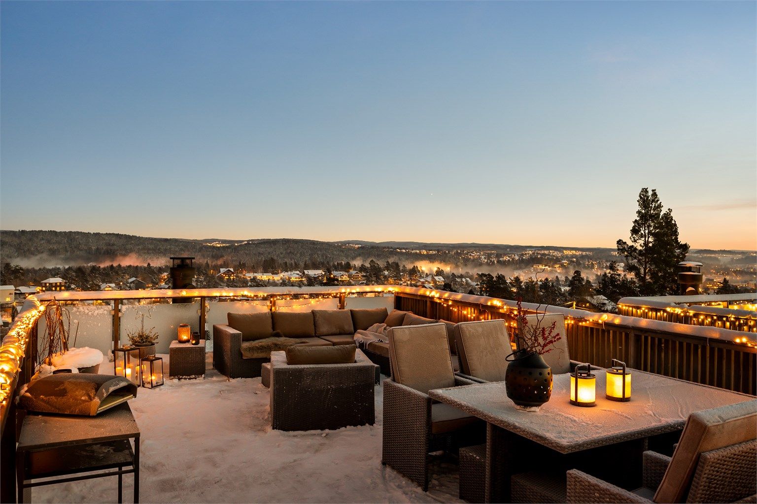 Boligen har en stor og solrik takterrasse med panoramautsikt